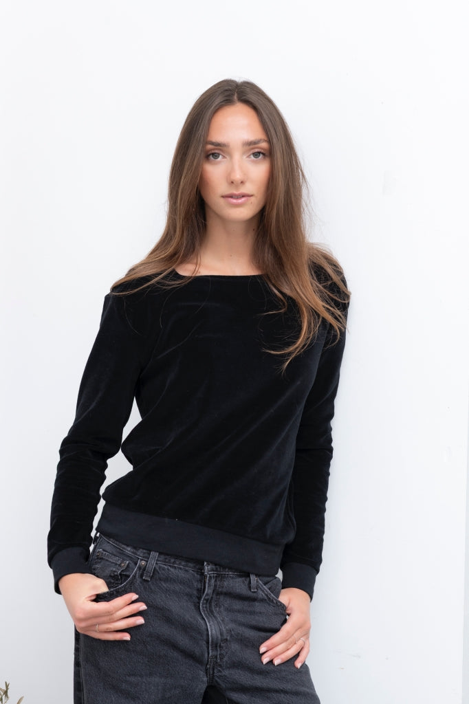 Pull Georgia noir noir en velours de coton bio, col évasé et coupe droite – un look féminin et effortless chic.