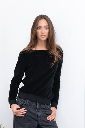 Pull Georgia noir noir en velours de coton bio, col évasé et coupe droite – un look féminin et effortless chic.