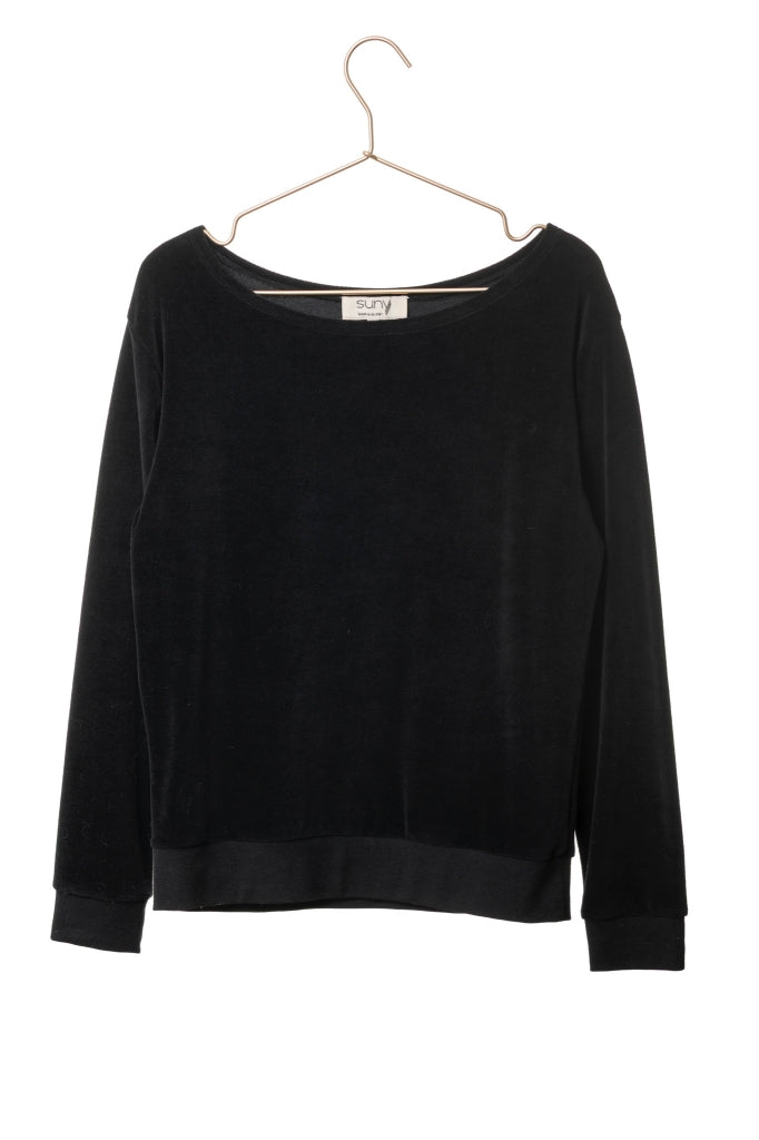 Pull Georgia noir noir en velours de coton bio, col évasé et coupe droite – un look féminin et effortless chic.