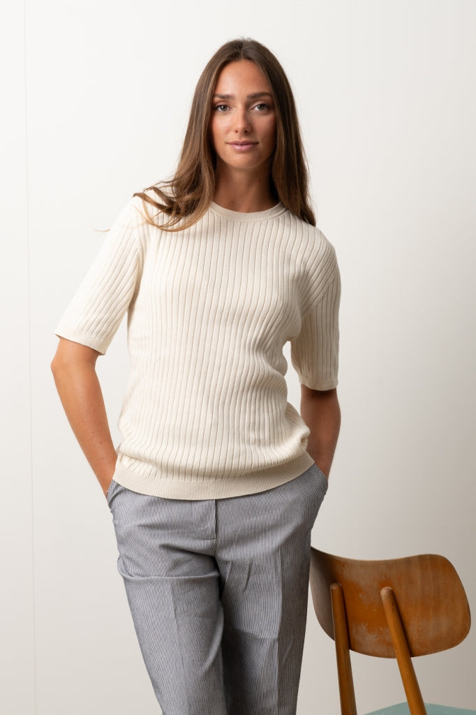 Pull Ines écru caresse Suny en maille côtelée 100% coton, manches courtes au coude