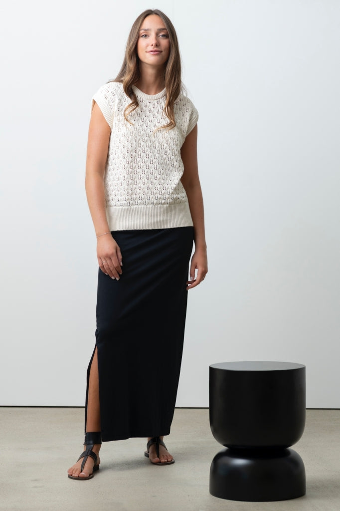 Pull Ingrid écru caresse Suny en coton bio ajouré, porté par Margot avec la jupe GILDA