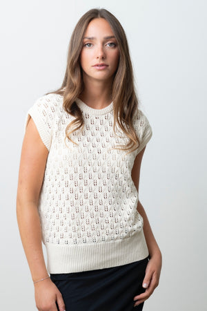 Pull Ingrid écru caresse Suny en coton bio ajouré, porté par Margot