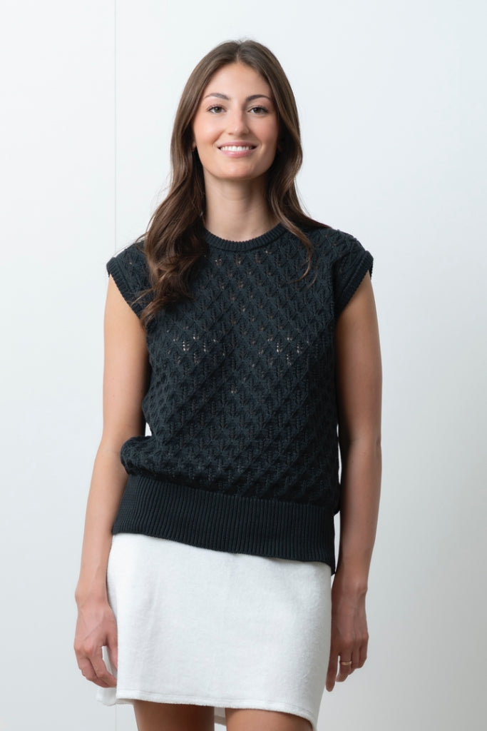 Pull Ingrid noir graphite Suny en coton bio ajouré, porté avec la jupe mini gilda blanc laitage