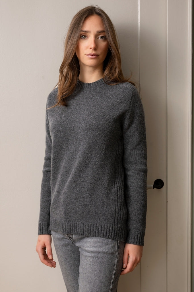 Pull JANE anthracite femme en laine italienne upcyclée porté  Suny