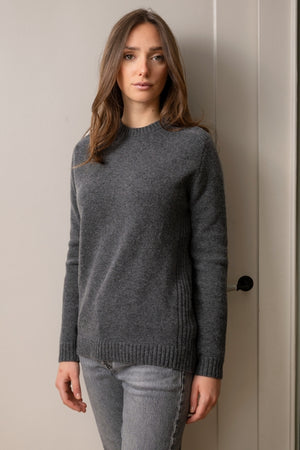 Pull JANE anthracite femme en laine italienne upcyclée porté  Suny