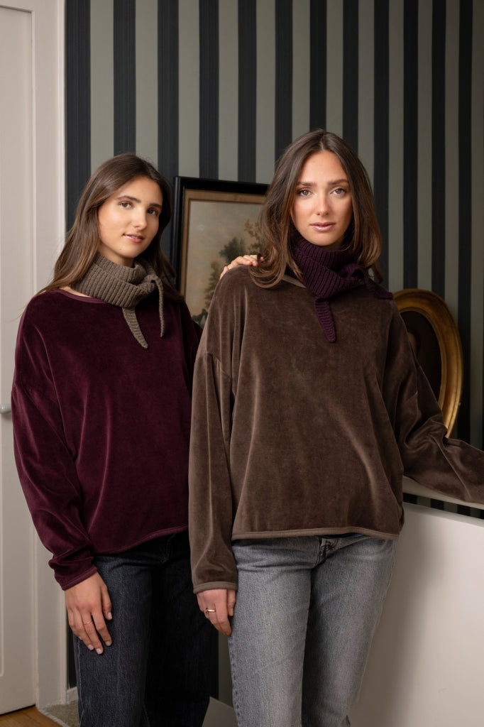 Pull ELSA en velours bio GOTS femme col rond oversize porté par Éloïse Suny