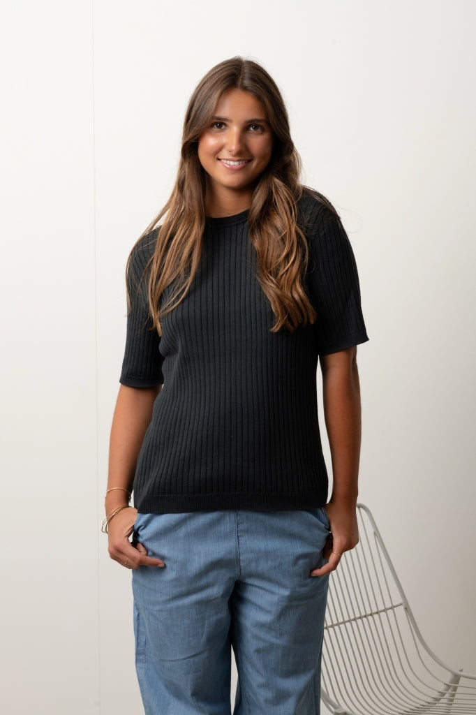 Pull Ines noir graphite Suny en maille côtelée 100% coton, manches courtes
