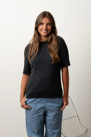 Pull Ines noir graphite Suny en maille côtelée 100% coton, manches courtes