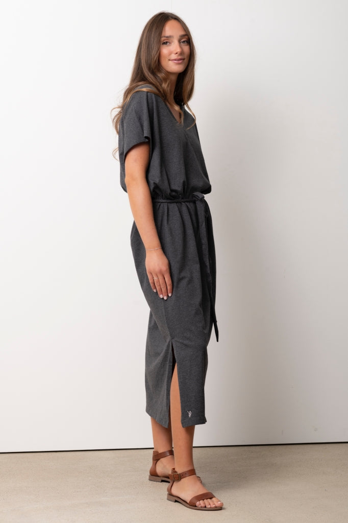 robe longue et fluide en coton upcyclé avec ceinture col V manche courte gris anthracite fendue sur le côté