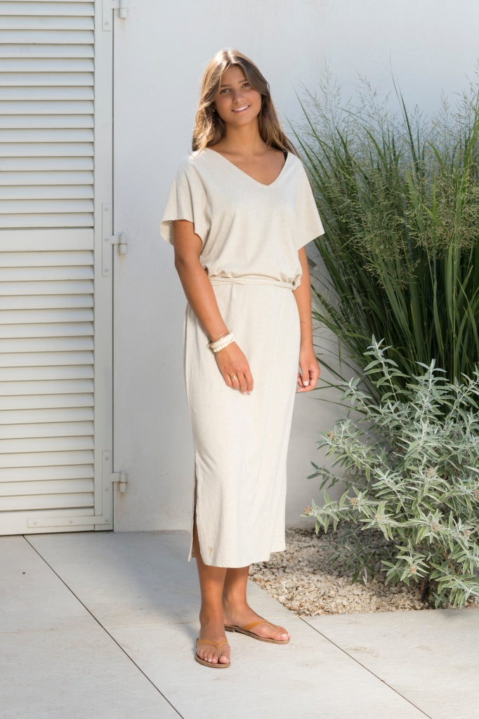 robe longue et fluide en lin et coton upcyclée avec ceinture col V manche courte écru fendue sur le côté