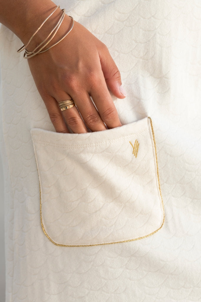 Zoom sur la poche plaquée de la robe Georgette, finition dorée et broderie Y, en coton éponge bouclette écru.