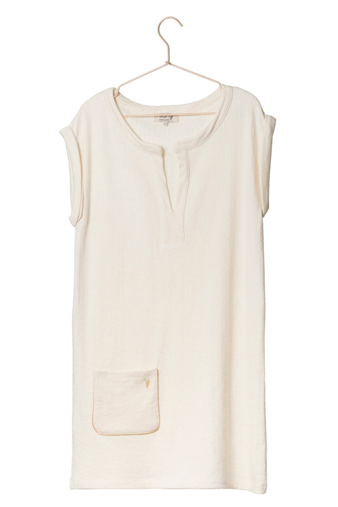 Robe Georgette en éponge upcyclée écru, coupe droite, col tunisien, manches courtes et poche plaquée brodée,