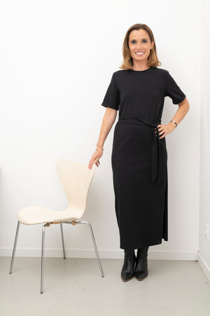 robe noire, longue, chic  et fluide en coton upcyclé avec ceinture col rond manche 3/4 fendue sur le côté