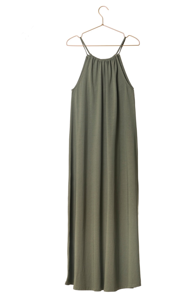 Robe Giulia gris kaki en coton biologique, coupe longue et fluide, col froncé avec bretelles fines