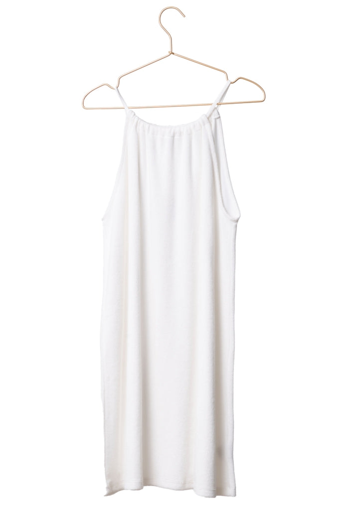 Détail de l’éponge bouclette douce et souple de la robe Imelda blanc laitage Suny