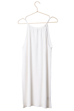 Détail de l’éponge bouclette douce et souple de la robe Imelda blanc laitage Suny