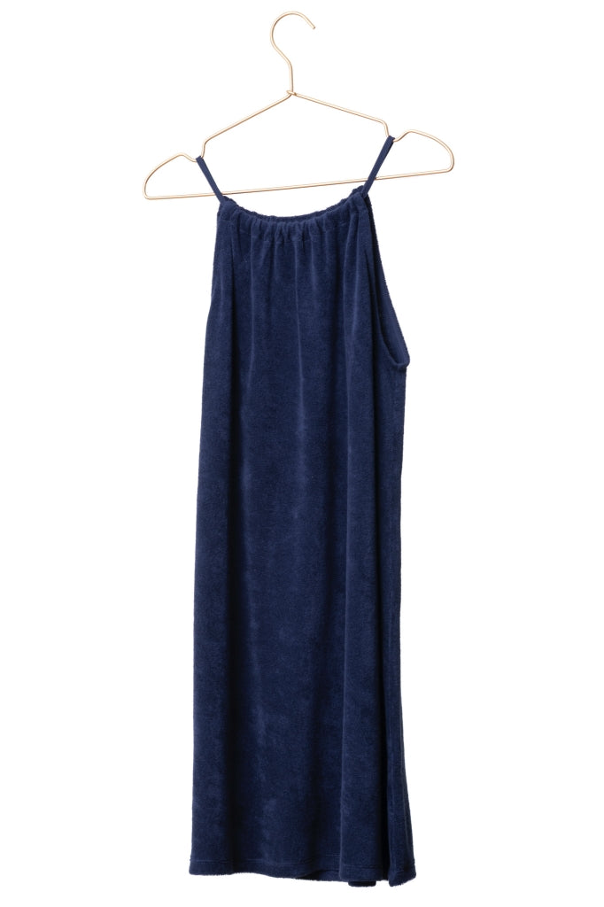 Détail de l’éponge bouclette douce et souple de la robe Imelda marine foncé Suny