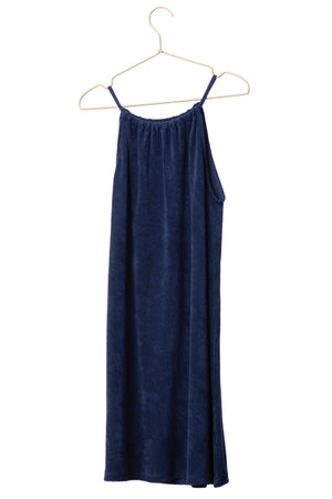 Détail de l’éponge bouclette douce et souple de la robe Imelda marine foncé Suny