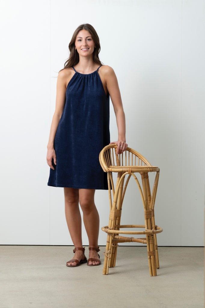 Robe femme Imelda marine foncé portée par Lou, col froncé et épaules dégagées, coupe ample