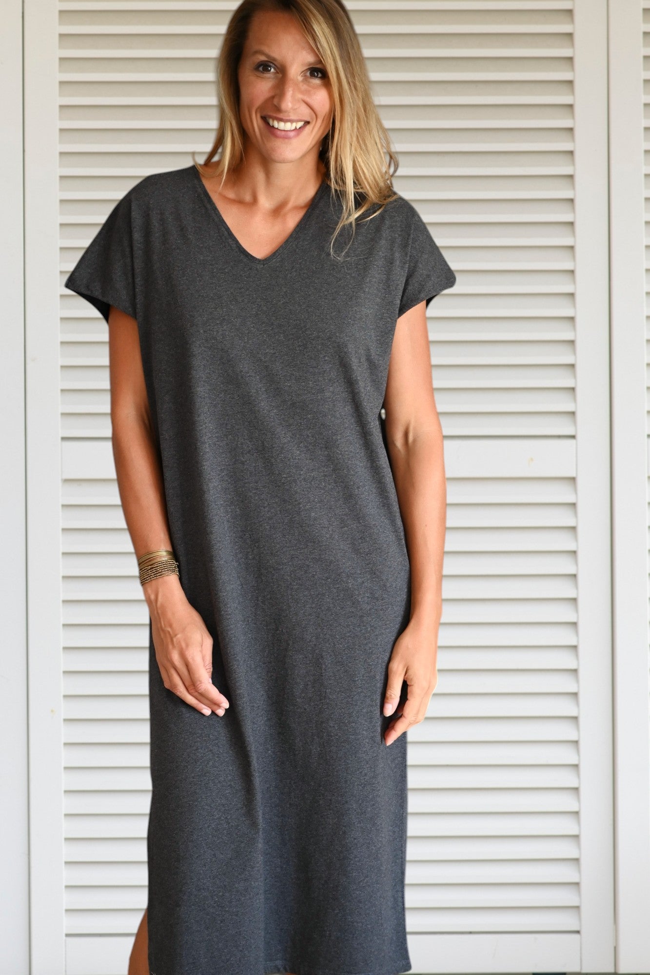 robe longue et fluide en coton upcyclé avec ceinture col V manche courte gris anthracite fendue sur le côté