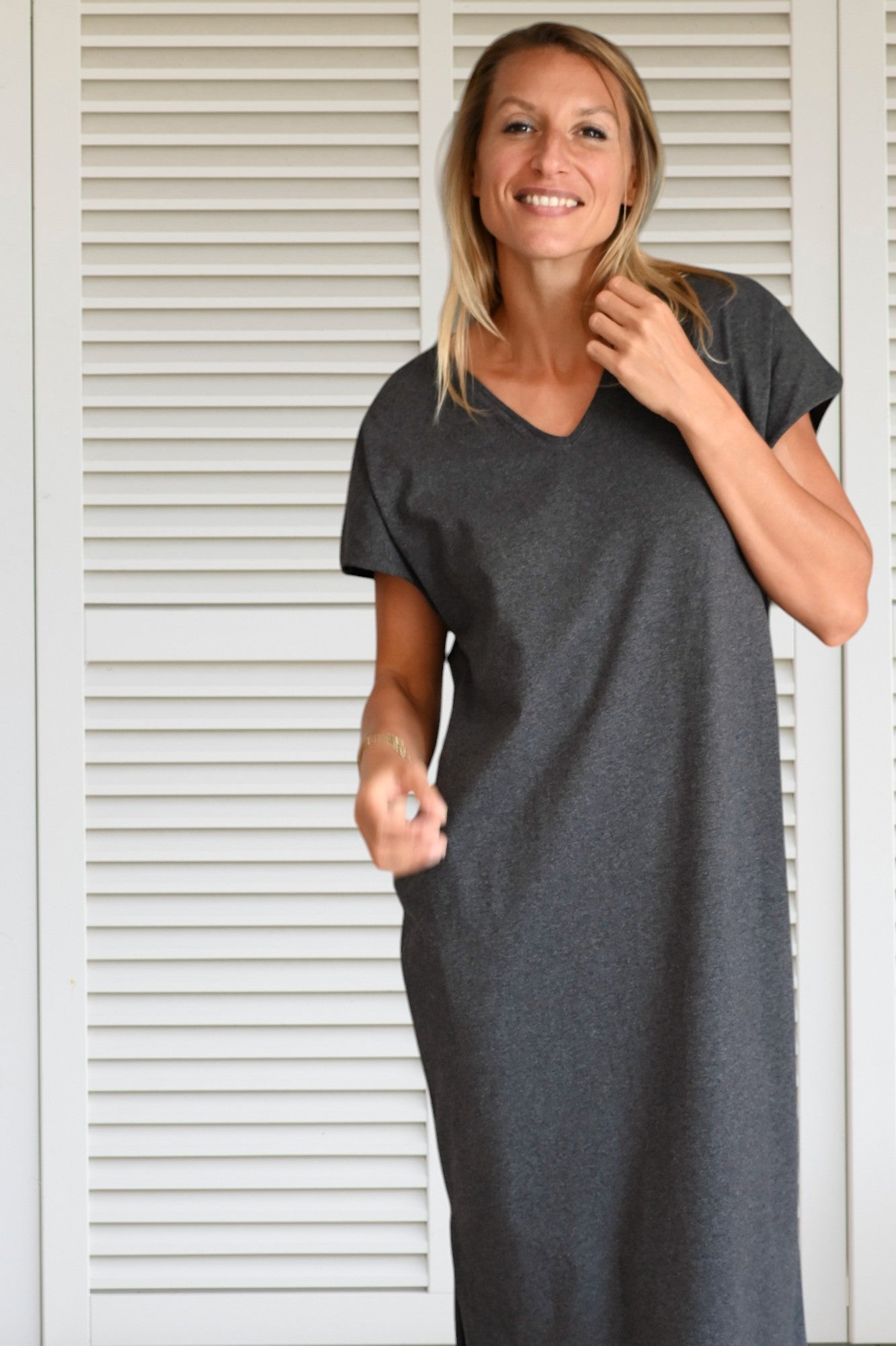 robe longue et fluide en coton upcyclé avec ceinture col V manche courte gris anthracite fendue sur le côté