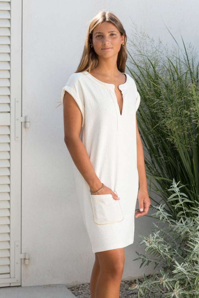 Robe Georgette en éponge upcyclée écru, coupe droite, col tunisien, manches courtes et poche plaquée brodée,