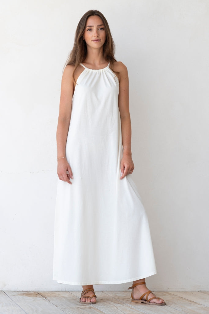 Robe Giulia blanc cassé en coton biologique, coupe longue et fluide, col froncé avec bretelles fines
