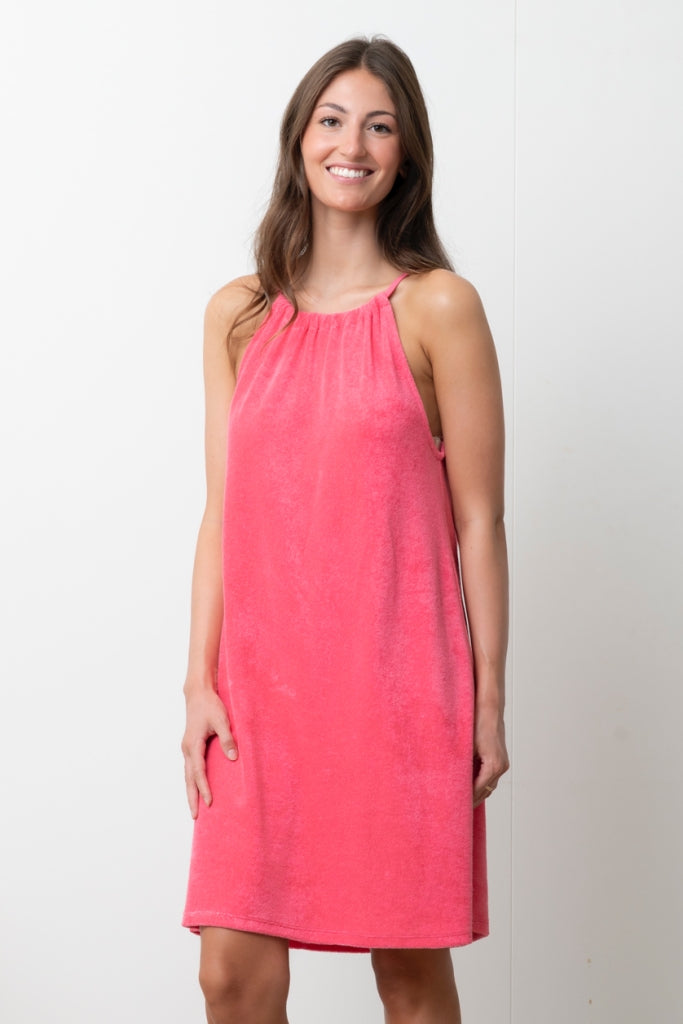 Robe Imelda pink Suny en éponge bouclette coton bio certifié GOTS, robe courte estivale portée par Lou