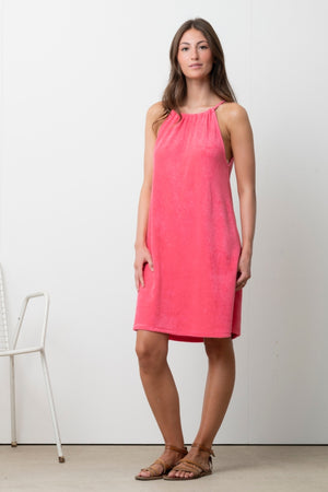 Robe femme Imelda pink portée par Lou, col froncé et épaules dégagées, coupe ample