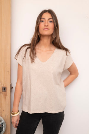 tee shirt femme oversize col V encolure V manche courte coupé bord franc pour un look rock en lin et coton upcyclé et éco responsable beige chiné