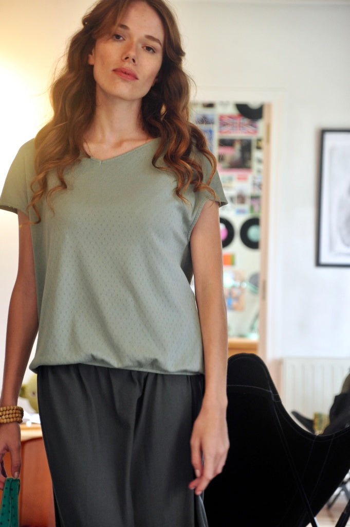 Tee shirt femme manche courte forme droite, blousant et resserré en bas de corps, matière douce en coton bio et GOTS ajourée col V vert sauge, vert gris, vert clair, vert doux