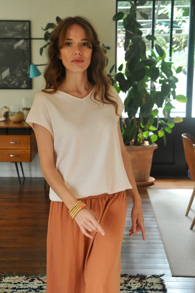 Tee shirt femme manche courte forme droite blousant et resserré en bas de corps en coton bio GOTS matière plumetis col V rose poudre, rose pâle, blanc rosé, écru, rose clair