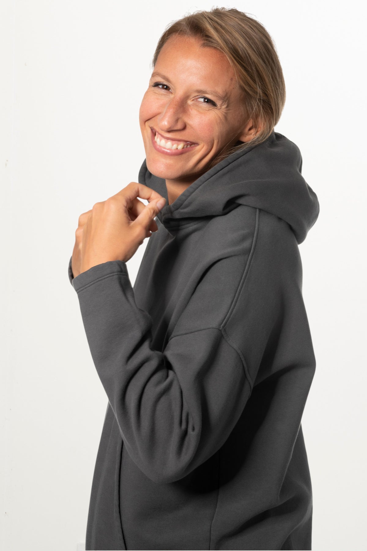 Sweat capuche femme coton bio certifié GOTS hoodie en molleton bio oversize vareuse anthracite, gris, gris foncé, gris graphite, charbon