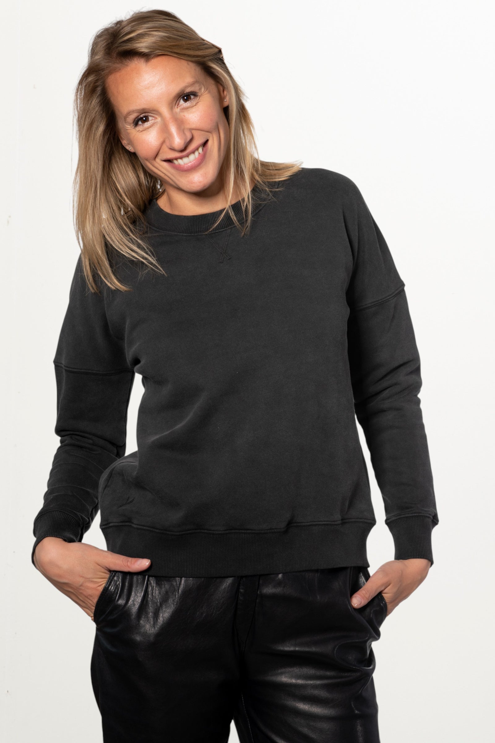 Sweat basique pour femme col rond manche longue manche tombante coton biologique certifié GOTS molleton noir vieilli, noir délavé, noir fade out, noir gris