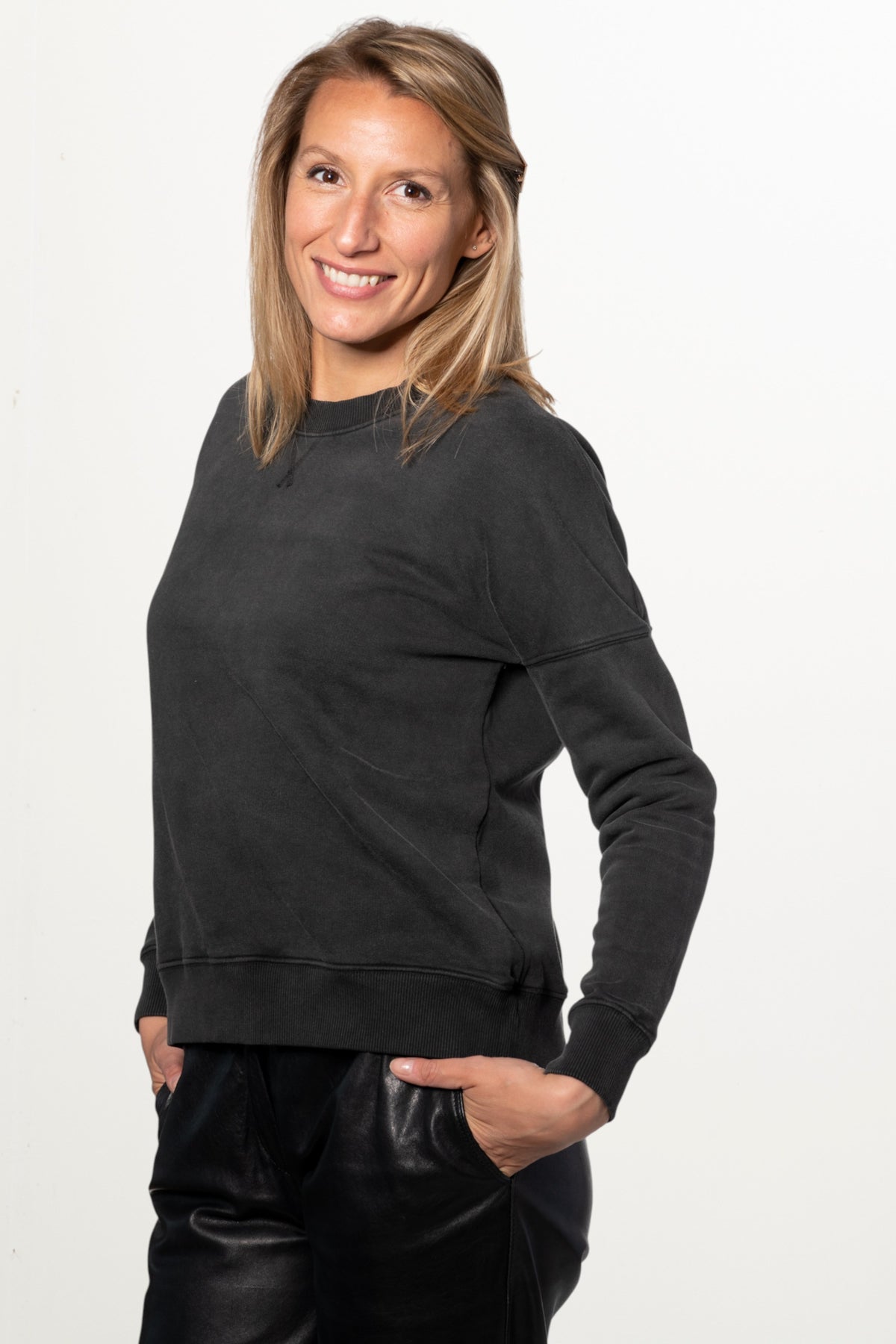 Sweat basique pour femme col rond manche longue manche tombante coton biologique certifié GOTS molleton noir vieilli, noir délavé, noir fade out, noir gris