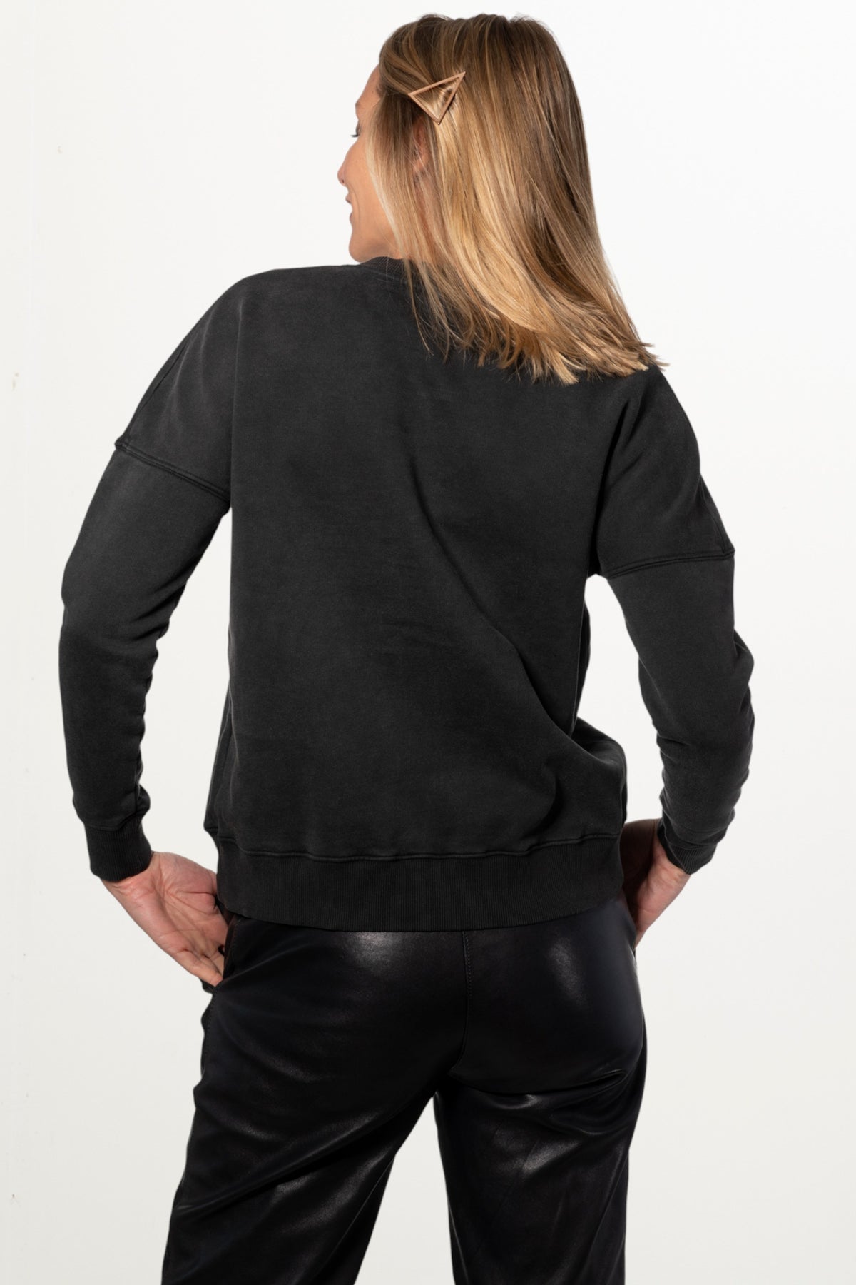 Sweat basique pour femme col rond manche longue manche tombante coton biologique certifié GOTS molleton noir vieilli, noir délavé, noir fade out, noir gris