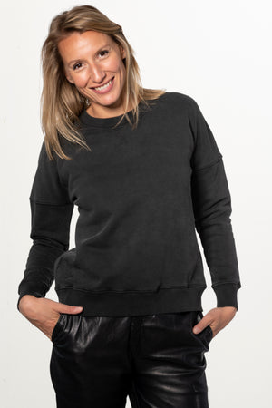 Sweat basique pour femme col rond manche longue manche tombante coton biologique certifié GOTS molleton noir vieilli, noir délavé, noir fade out, noir gris