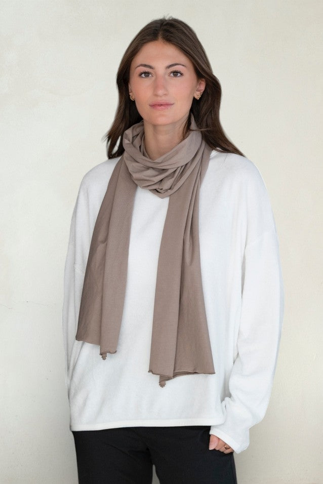 Pull femme Elsa blanc laitage, sweat oversize chic en coton bio certifié GOTS avec le chèche taupe en coton bio suny