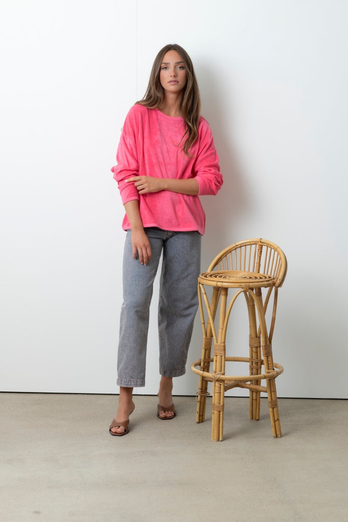 Pull femme Elsa pink porté par Margot, sweat oversize rose vif en coton biologique certifié GOTS