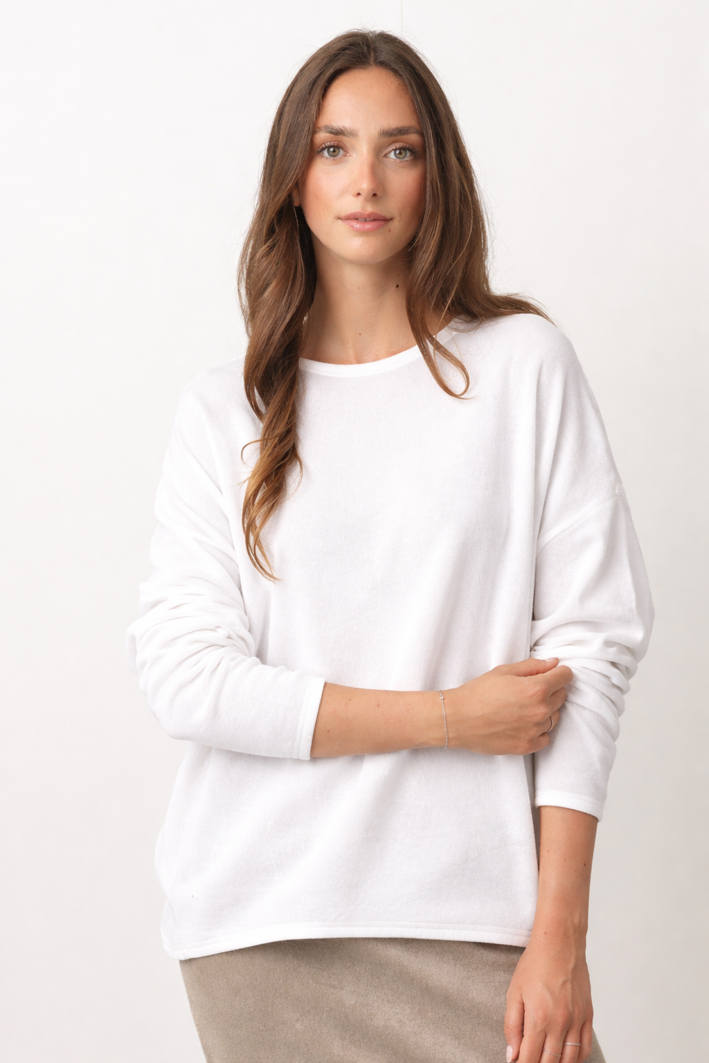Pull femme Elsa blanc laitage, sweat oversize chic en coton bio certifié GOTS avec le chèche taupe en coton bio suny