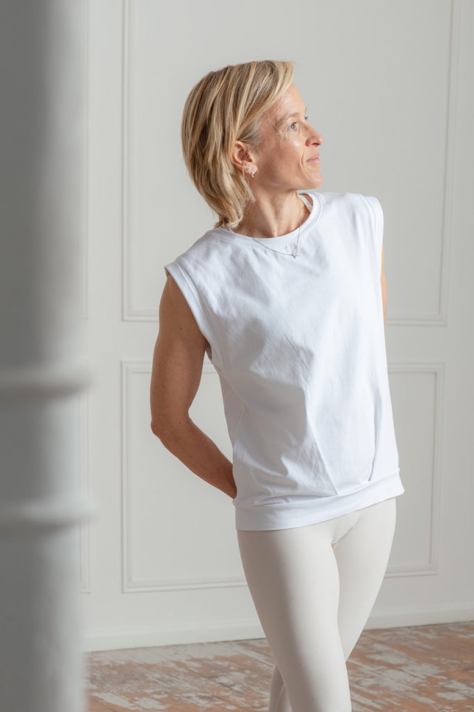 Tee-shirt blanc de yoga écoresponsable Suny x Marina, col rond et emmanchures évasées