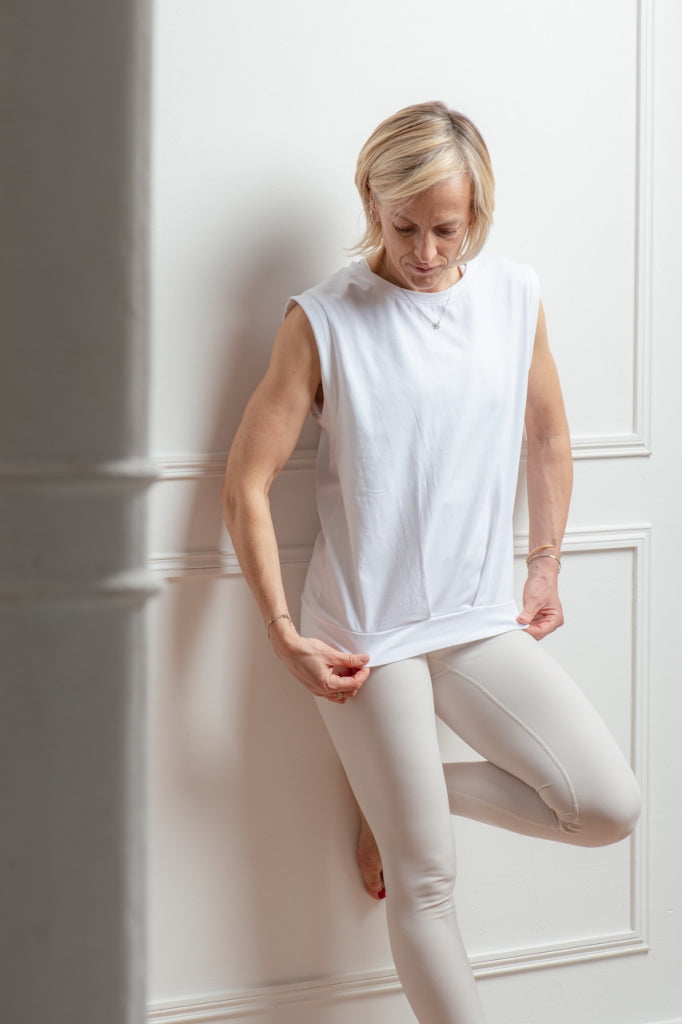 Tee-shirt blanc de yoga écoresponsable Suny x Marina, col rond et emmanchures évasées