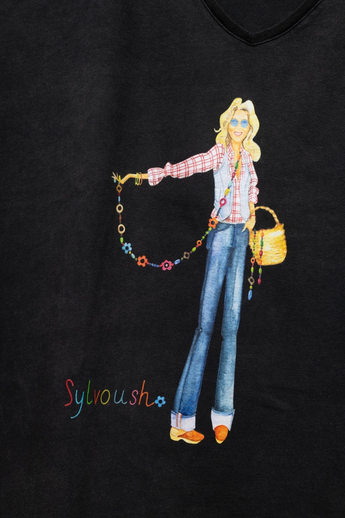 Tee shirt femme manche courte rock court et ample en coton bio GOTS éco responsable sans couture oversize col V noir vieilli, noir délavé, noir fade out, noir gris avec un print de la créatrice sylvoush