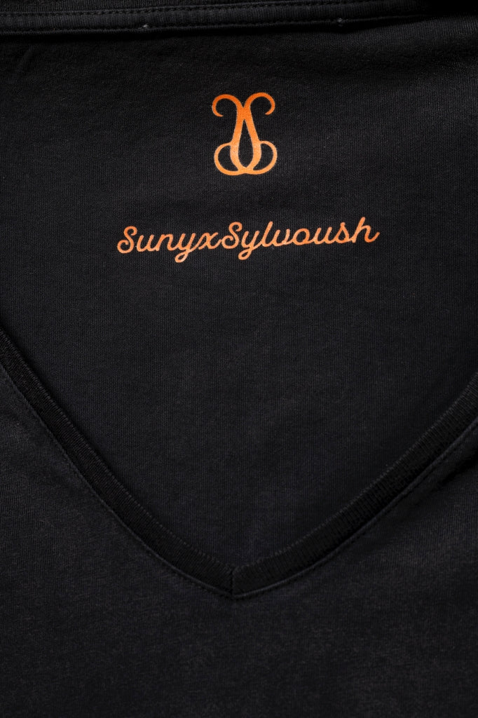 Tee shirt femme manche courte rock court et ample en coton bio GOTS éco responsable sans couture oversize col V noir vieilli, noir délavé, noir fade out, noir gris avec un print de la créatrice sylvoush