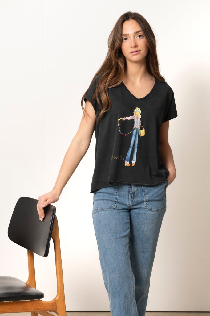 Tee shirt femme manche courte rock court et ample en coton bio GOTS éco responsable sans couture oversize col V noir vieilli, noir délavé, noir fade out, noir gris avec un print de la créatrice sylvoush