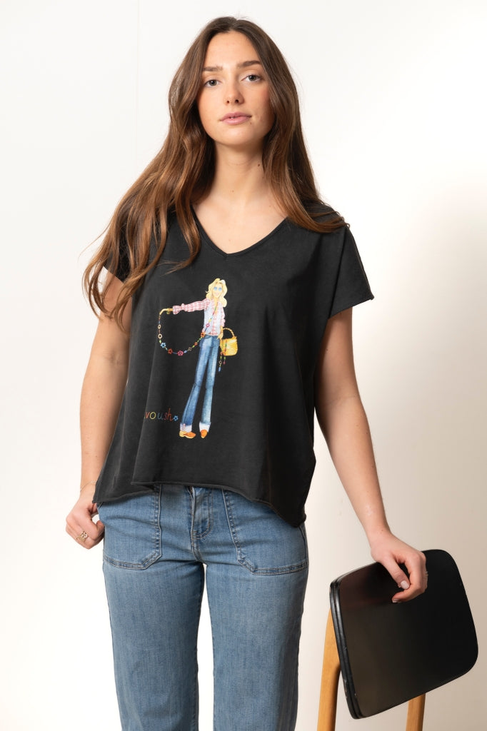 Tee shirt femme manche courte rock court et ample en coton bio GOTS éco responsable sans couture oversize col V noir vieilli, noir délavé, noir fade out, noir gris avec un print de la créatrice sylvoush