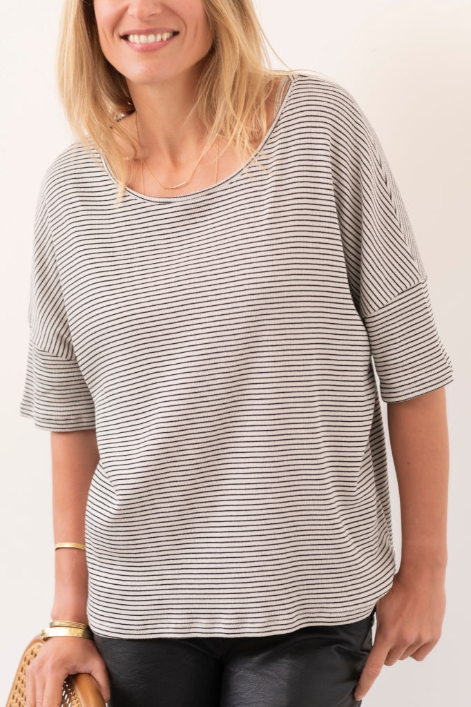 Tee shirt femme manche tombante au coude ample et oversize, en lin et coton upcyclé, col arrondi et évasé rayé noir et blanc cassé