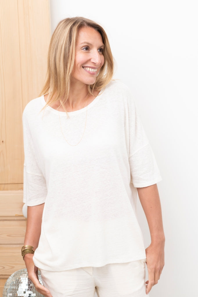 Tee shirt femme 100% bio manche tombante au coude ample et oversize, en lin et coton upcyclé, col arrondi et évasé écru, blanc cassé