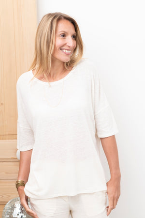 Tee shirt femme 100% bio manche tombante au coude ample et oversize, en lin et coton upcyclé, col arrondi et évasé écru, blanc cassé