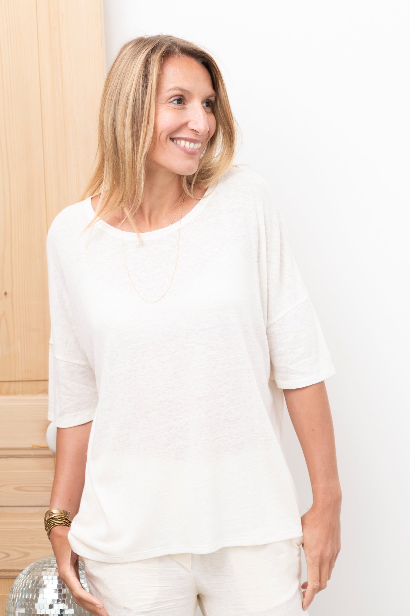 Tee shirt femme 100% bio manche tombante au coude ample et oversize, en lin et coton upcyclé, col arrondi et évasé écru, blanc cassé